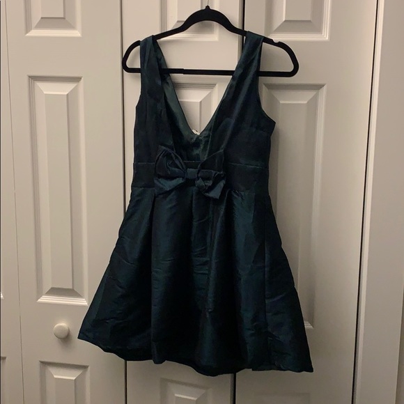 Mini emerald green dress with bow low back - Picture 3 of 3